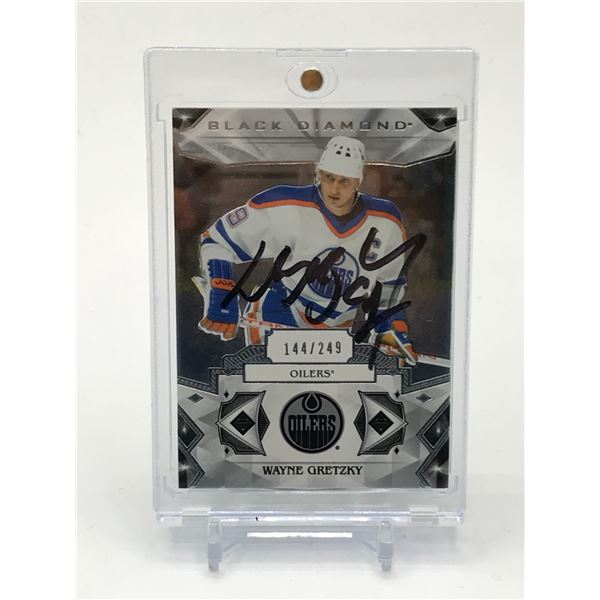 WAYNE GRETZKY SIGNED BLACK DIAMOND TRADING CARD