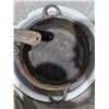 Image 4 : Enamelware and Cast-Iron Pots & Pans