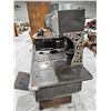 Image 4 : Antique Cast Iron Stove