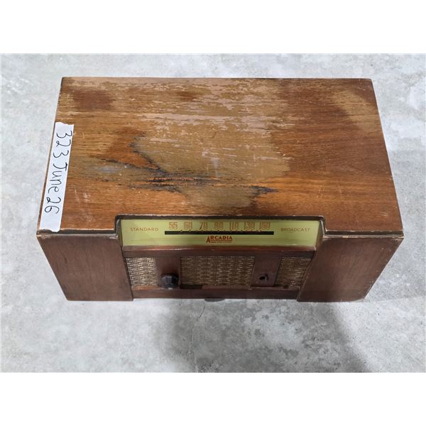 Vintage Arcadia Standard Broadcast Radio