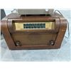 Image 2 : (2) Vintage radios (1) Wood and (1) Zenith radio