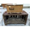 Image 3 : (2) Vintage radios (1) Wood and (1) Zenith radio