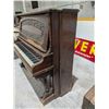 Image 5 : Vintage Guelph Bell Canada Upright Piano