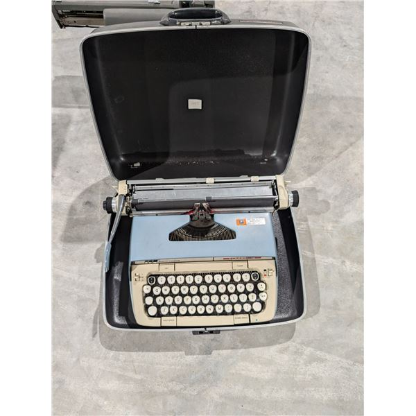Vintage SCM Classic 12 typeWriter w/ Case