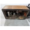 Image 5 : (2) Vintage Radios (1) SW and (1) Portable Realistic RS