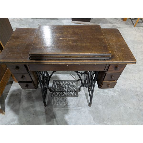Vintage Singer Sewing machine And Table