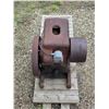 Image 3 : Antique "Hit-and-Miss" Stationary Gas Engine