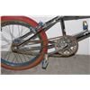 Image 2 : VINTAGE KUWAHARA BMX BIKE. MADE IN JAPAN