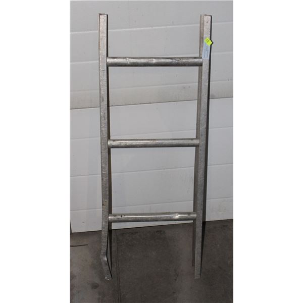 SHORT LADDER * ONE LEG DAMAGED, VISIBLE IN PICTURE