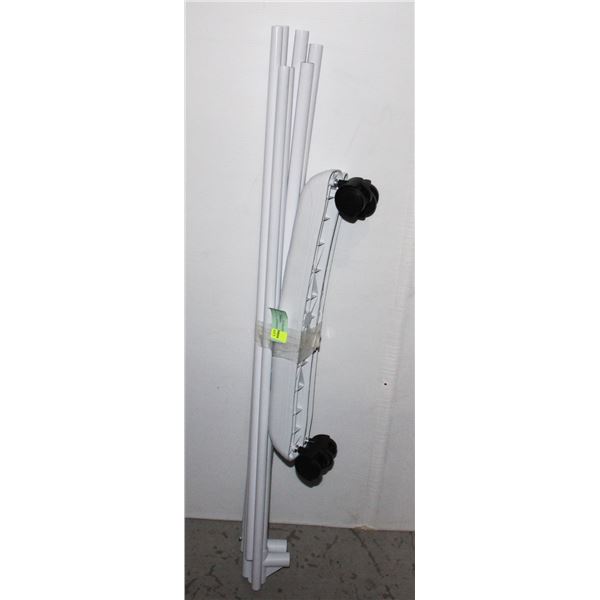 GARMENT RACK ON WHEELS