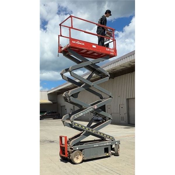 SkyJack SJIII 3226 Narrow Electric Scissor Lift (Starts & Runs - See Video)