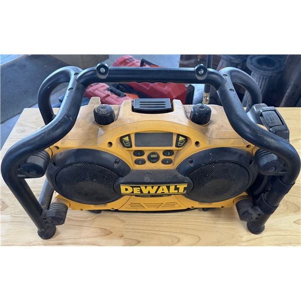 DeWalt DC011 Worksite Radio/Charger w/ Battery