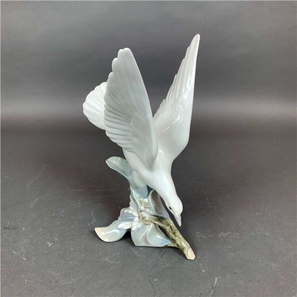 Lladro Porcelain Figurine, Turtle Dove 01004550