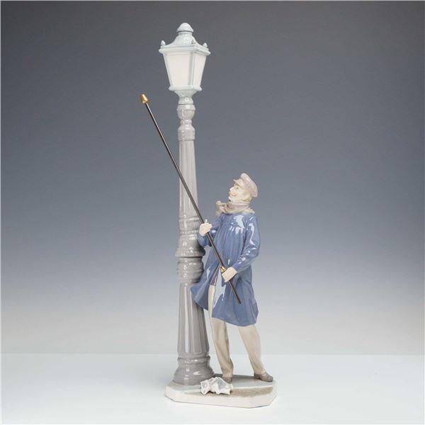 Lladro Porcelain Figurine, Lamplighter 01005205