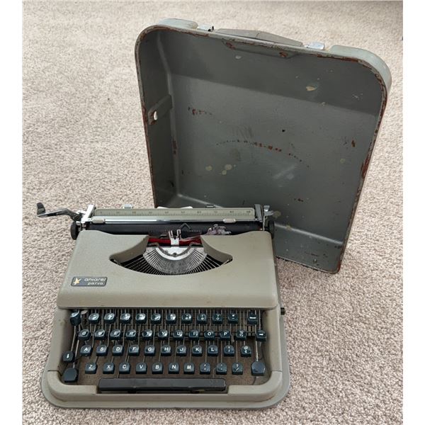 Antares Parva Travel Typewriter with Case