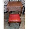 Image 8 : Singer Sewing Machine with Table and Stool