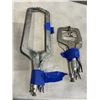 Image 3 : 4 METAL CLAMPS AND WORK LIGHT