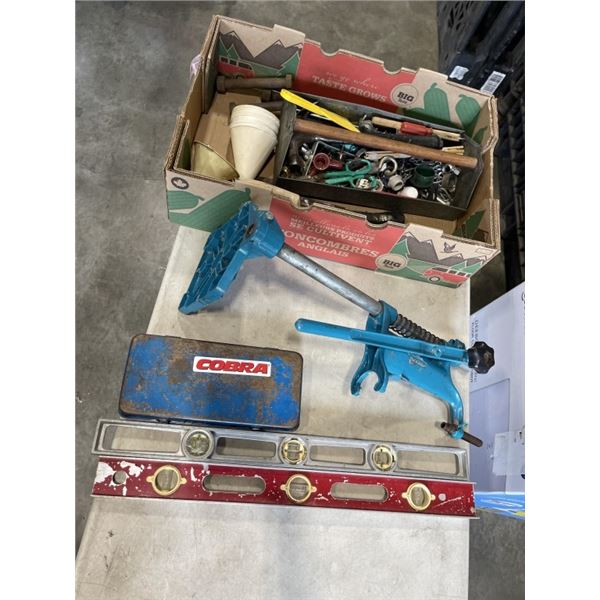 TRAY OF TOOLS INCLUDING BLACK & DECKER DRILL STAND, LEVEL, HAMMERS ETC