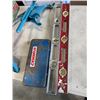 Image 3 : TRAY OF TOOLS INCLUDING BLACK & DECKER DRILL STAND, LEVEL, HAMMERS ETC