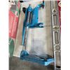 Image 5 : TRAY OF TOOLS INCLUDING BLACK & DECKER DRILL STAND, LEVEL, HAMMERS ETC