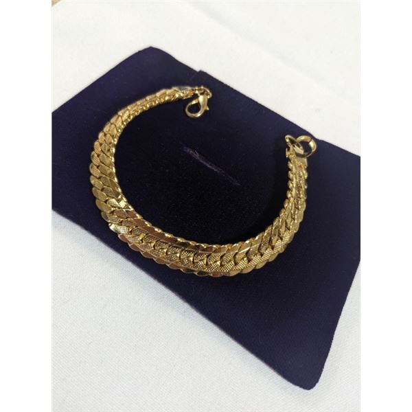 GOLD TONE BRACELET