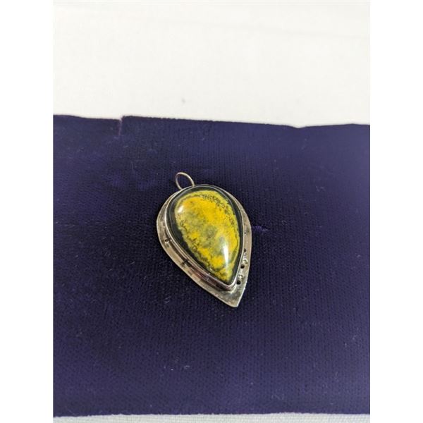 VINTAGE STERLING SILVER W/ STONE PENDANT