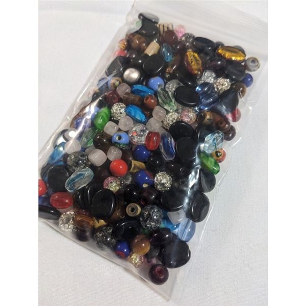 BAG OF MISC VINTAGE GLASS BEADS