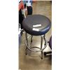 Image 3 : MESH OFFICE CHAIRS AND A WORK STOOL