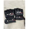 Image 2 : ASSORTED BOXING GLOVES AND TRAINING BELT