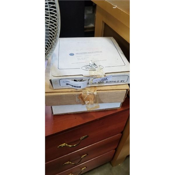 3 DECORATIVE PLATES IN BOXES