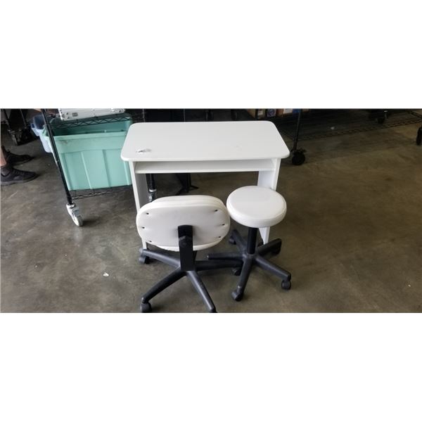 ROLLING NAIL DESK WITH 2 STOOLS