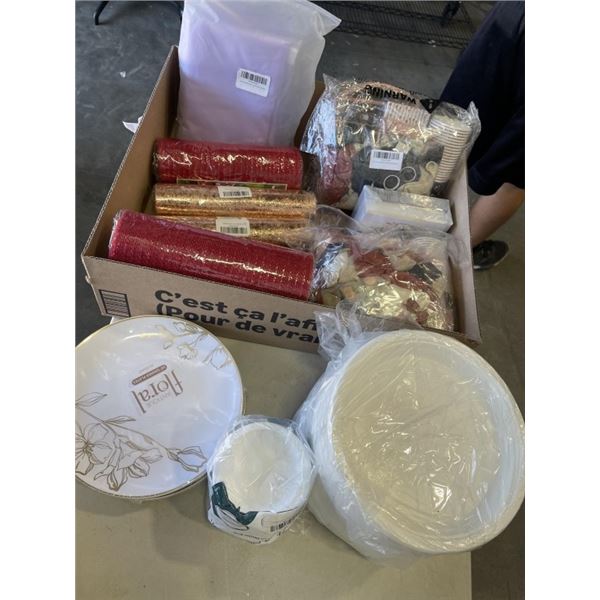 TRAY OF PARTY SUPPLIES INCLUDING 220 PLASTIC DINNER PLATES, BALLOONS, PLASTIC CUPS, PLASTIC DESERT B