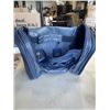 Image 2 : 4 NEW LAVIEVERT TOILETRY BAGS. BLUE