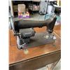 Image 4 : VINTAGE SEWING MACHINE IN TABLE