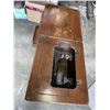 Image 5 : VINTAGE SEWING MACHINE IN TABLE