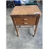 Image 6 : VINTAGE SEWING MACHINE IN TABLE