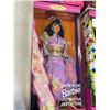 Image 2 : 4 VINTAGE BARBIES IN ORIGNAL PACKAGE - DOLLS OF THE WORLD COLLECTION