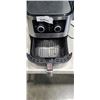 Image 2 : INSIGNIA AIR FRYER MODEL NS-AF53MSS0-C. WORKING