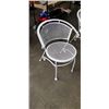 Image 3 : WHITE METAL PATIO TABLE AND 4 CHAIRS