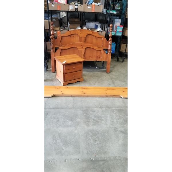 PINE QUEENSIZE POSTERBED WITH NIGHTSTAND