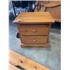 Image 4 : PINE QUEENSIZE POSTERBED WITH NIGHTSTAND