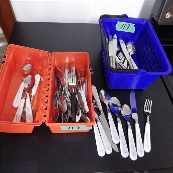 lunch box with kitchen cutlery