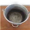 Image 2 : aluminum pot with lid