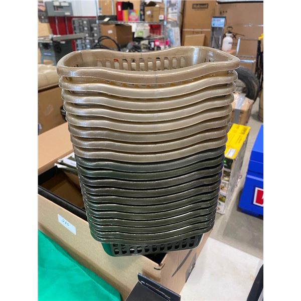 18 PLASTIC TRAYS