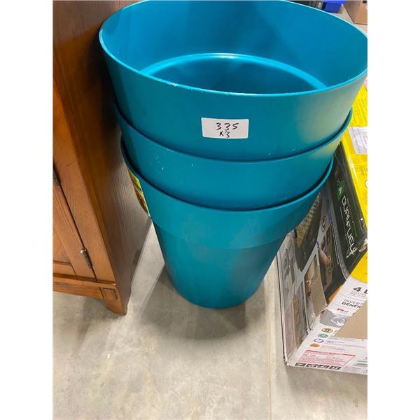 3 PLASTIC PLANT POTS