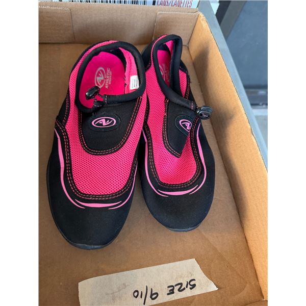 Water shoes size 9/10