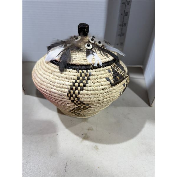 Lidded basket