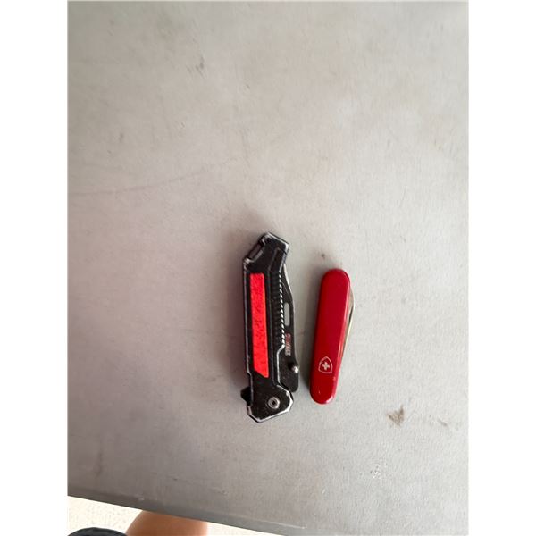 Folding knives Dewalt and Swiss