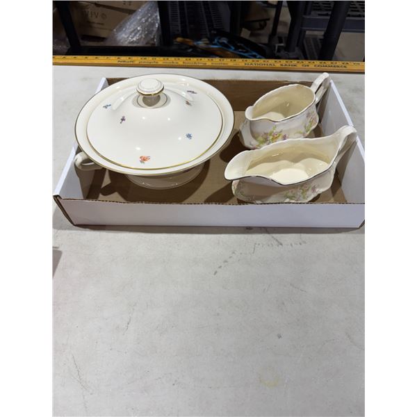 Gravy, boats, and lidded dish