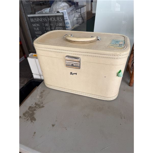 Skyway Vintage suitcase locked